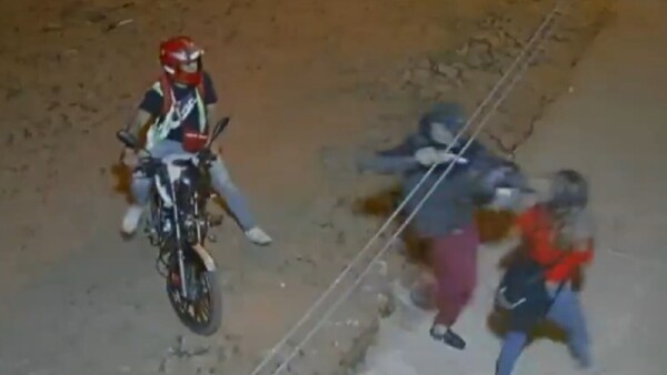 Motochorros asaltan en la calle a una mujer en Limpio