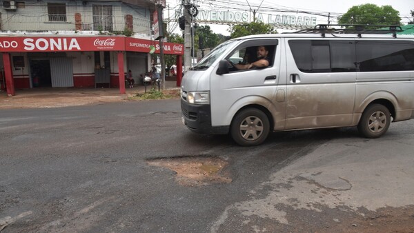 Top 5 de las calles con peligrosos baches y agua servida de Lambaré