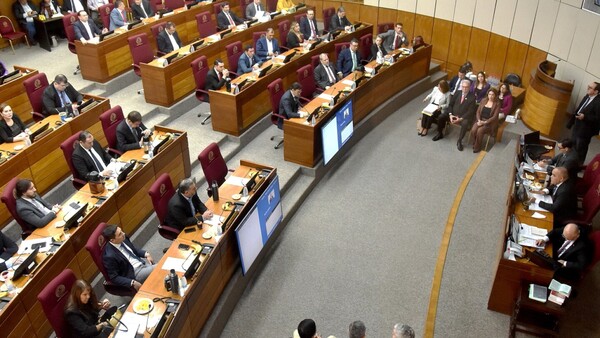 Senado contrarresta presión para juicio a Rolón y renuncia de Riera