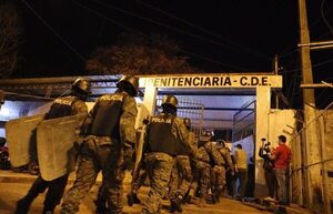 Trasladan a 14 reclusos de alto riesgo a reclusorio de Minga Guazú