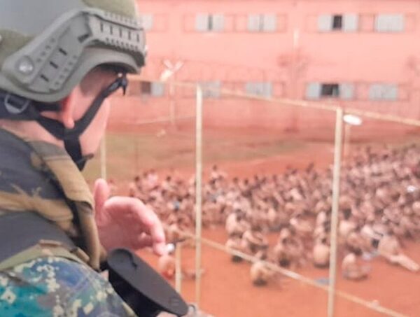 22 reos vinculados al PCC y Clan Rotela son trasladados al Penal de Minga Guasu · Radio Monumental 1080 AM