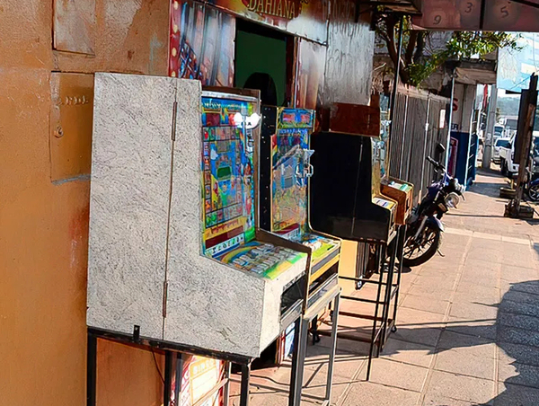 Las máquinas tragamonedas ya no podrán estar expuestas en las veredas - La Clave