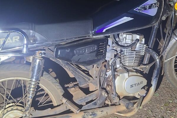 Abandonan motocicleta tras persecución en Franco