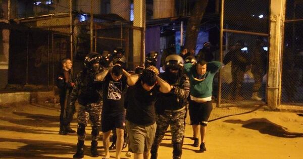 La Nación / Trasladan a 22 presos de alta peligrosidad al penal de Minga Guazú