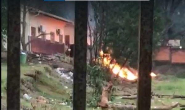 Quema de basura pone en riesgo escuela