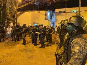 Trasladan a 22 reclusos a la nueva cárcel de Minga Guazu - trece