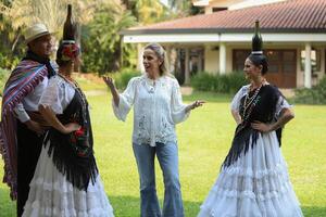 Con botelleras, primera dama celebra el Día del Folklore - .::Agencia IP::.