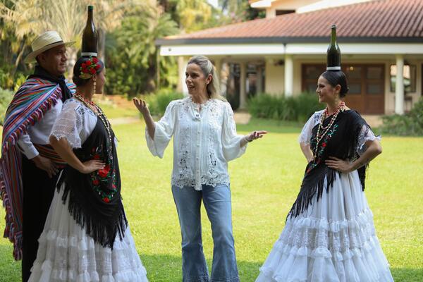 Con botelleras, primera dama celebra el Día del Folklore - .::Agencia IP::.