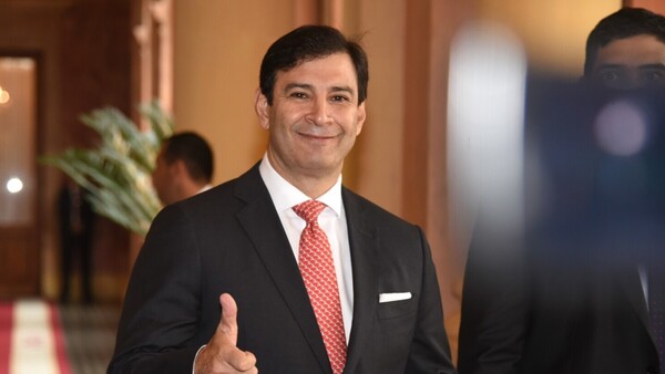 El chofer de Beto Ovelar cobra en el Senado y como docente en Coronel Oviedo