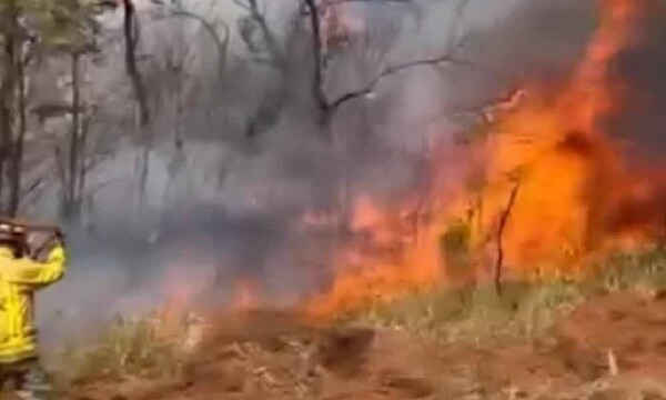 Bomberos evacuan a comunidades indígenas ante incendio forestal en Parque Cerro Corá – Prensa 5