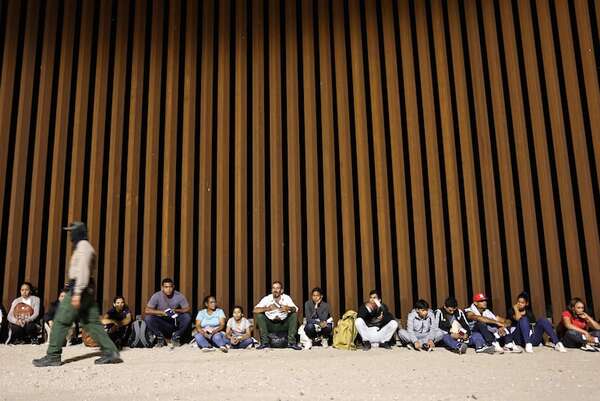 La crisis migratoria de la frontera separa a los rancheros en Arizona entre Trump y Harris - Mundo - ABC Color