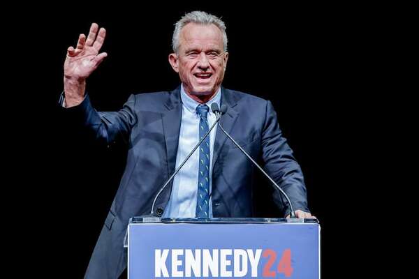 Kennedy anunciará su retirada este viernes y pasará a las filas de Trump, según medios - Mundo - ABC Color