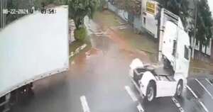 La Nación / Camión perdió su carreta e impactó contra un árbol en Yaguarón
