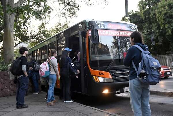 Choferes piden formalización y participar de reforma del transporte público - Economía - ABC Color