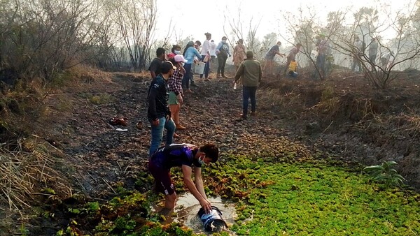 Con baldes de agua, combatieron incendio forestal en Fuerte Olimpo
