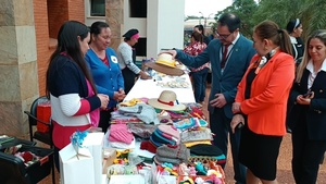Primera Exposición Folclórica en el Palacio de Justicia de Concepción: artesanía, gastronomía y cultura indígena