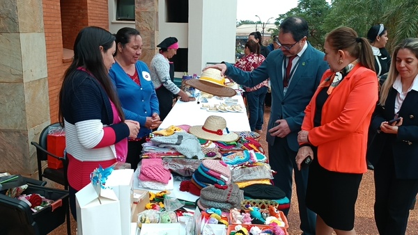 Primera Exposición Folclórica en el Palacio de Justicia de Concepción: artesanía, gastronomía y cultura indígena