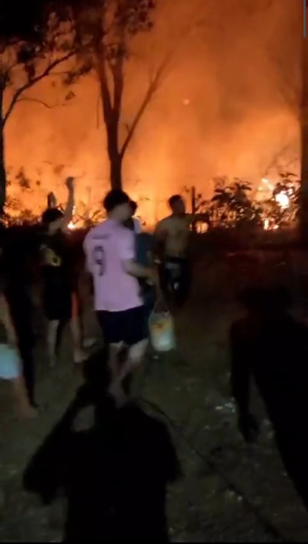 Desesperación en Conavi Tras Incendio de Pastizales que Estuvo a Punto de Alcanzar las Viviendas