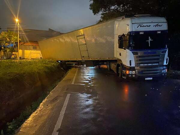 Confió en Google Maps: camión cae a la cuneta y provoca caos vehicular en Luque - Nacionales - ABC Color