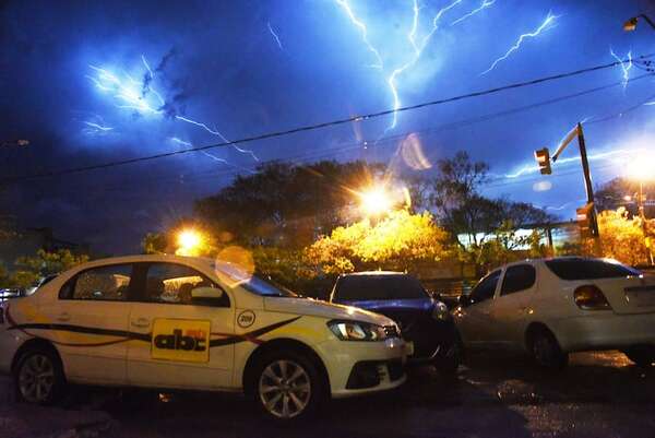 ¡Atención! Son ocho los departamentos en área de tormentas para esta noche - Clima - ABC Color