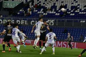 Libertad, en los penales, se anota para los cuartos de final - Fútbol - ABC Color