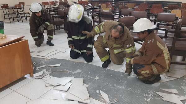Evacuaron a unas 60 personas del Edificio de Pediatría del Hospital de Clínicas - Nacionales - ABC Color
