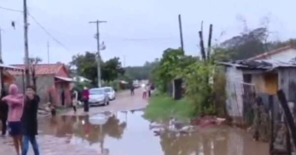 La Nación / Familias quedaron bajo agua debido al cierre de canal hídrico e intensas lluvias en Limpio