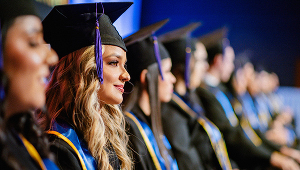 Ahora hay graduaciones todo el año y aumenta la demanda de alquiler de togas