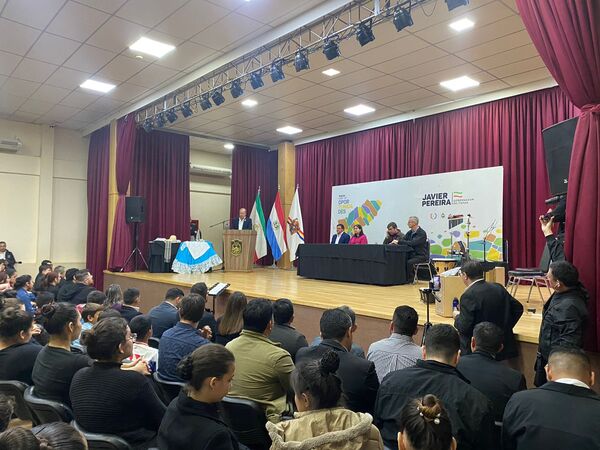 Gobernación de Itapúa celebra una jornada de premiaciones, entrega de atuendos y apoyos económicos