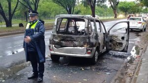 Vehículo arde en llamas y causa choque de camiones