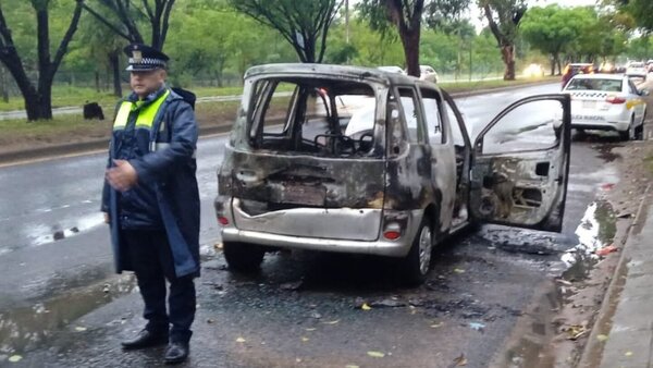 Vehículo arde en llamas y causa choque de camiones
