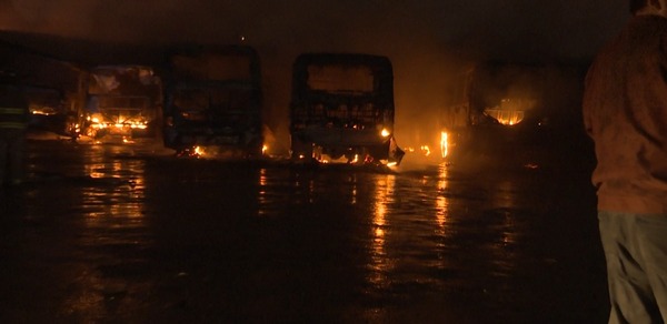 Ocho buses fueron consumidos por las llamas en Loma Pytã - trece