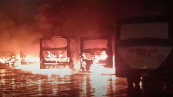OCHO COLECTIVOS DE LA LÍNEA 37-B SE INCENDIAN EN LOMA PYTÃ - Itapúa Noticias