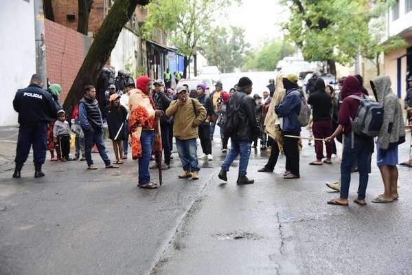 Indígenas instalados sobre Artigas marchan rumbo al microcentro - Nacionales - ABC Color