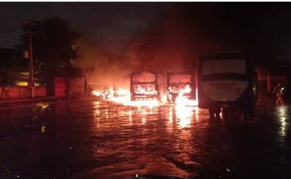 (VIDEO)¡Ocho buses ardieron en llamas!