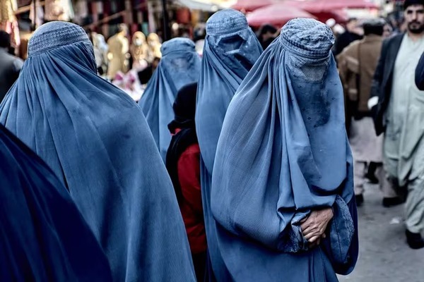 Talibanes prohíben a las mujeres hablar en público - Unicanal