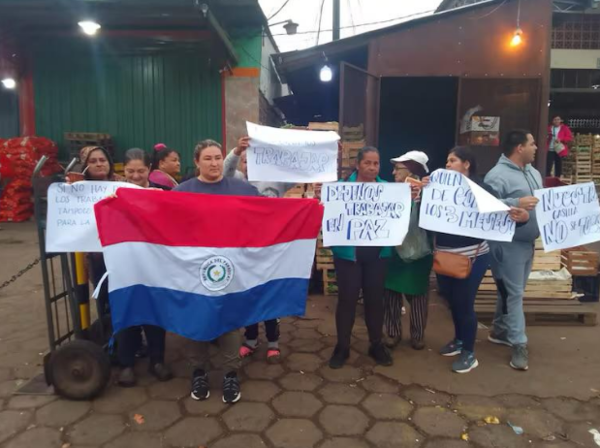 Protesta: trabajadores del Mercado de Abasto se encadenan - Portal Digital Cáritas Universidad Católica
