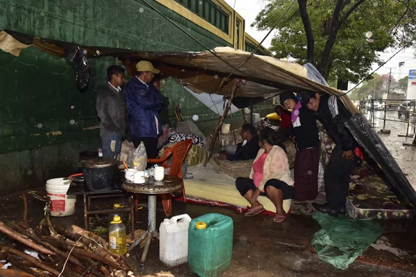 Indi entregó vaca’i y arroz a indígenas para que dejen protesta - Noticiero Paraguay