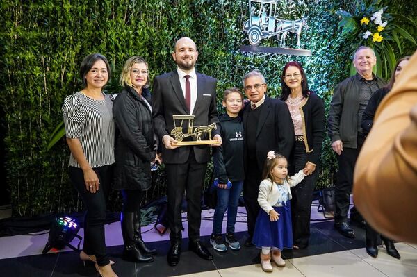 Realizaron entrega de los Premios Municipales Karumbé