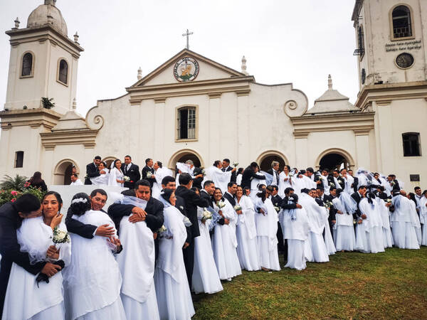 [GALERÍA] Hasta que la muerte los separe y que ni la lluvia los pare: hubo casorio multitudinario