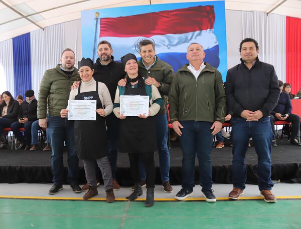 En Ñeembucú presidente entregó aportes sociales y anunció más inversiones - .::Agencia IP::.