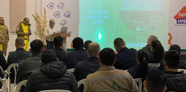 Cuerpo de Bomberos Voluntarios del Chaco reciben herramientas de combate en capacitación especializada
