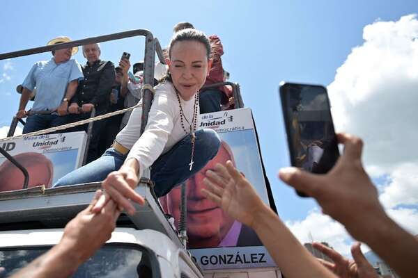 Machado dice fallo del Supremo muestra “complicidad con el fraude” y “hunde más a Maduro” - Mundo - ABC Color