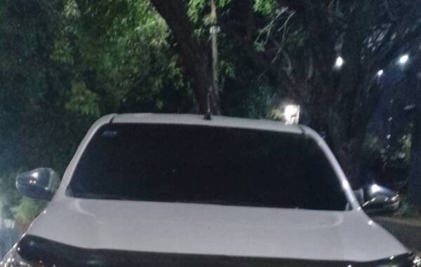 Lo pescó con la otra mientras se “comían” a besos, él intentó rajar: lo agarró la poli manejando yaguare