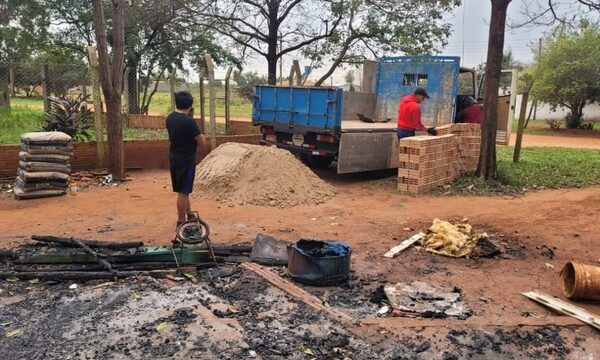 Asisten a familia que perdió todo tras incendio