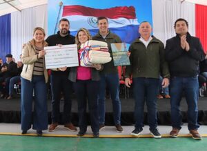 En Ñeembucú presidente entregó aportes sociales y anunció más inversiones