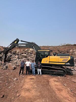 Automotor realizó la entrega técnica de una excavadora Hyundai HX340SL a Cantera Fortaleza - Amigo Camionero