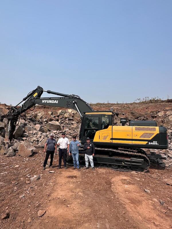 Automotor realizó la entrega técnica de una excavadora Hyundai HX340SL a Cantera Fortaleza - Amigo Camionero