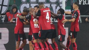 Leverkusen saca victoria agónica en estreno loco en Mönchengladbach
