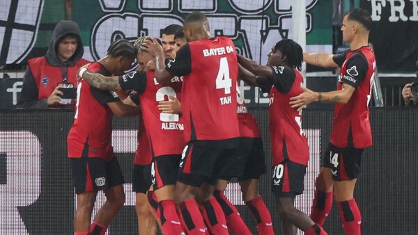 Leverkusen saca victoria agónica en estreno loco en Mönchengladbach